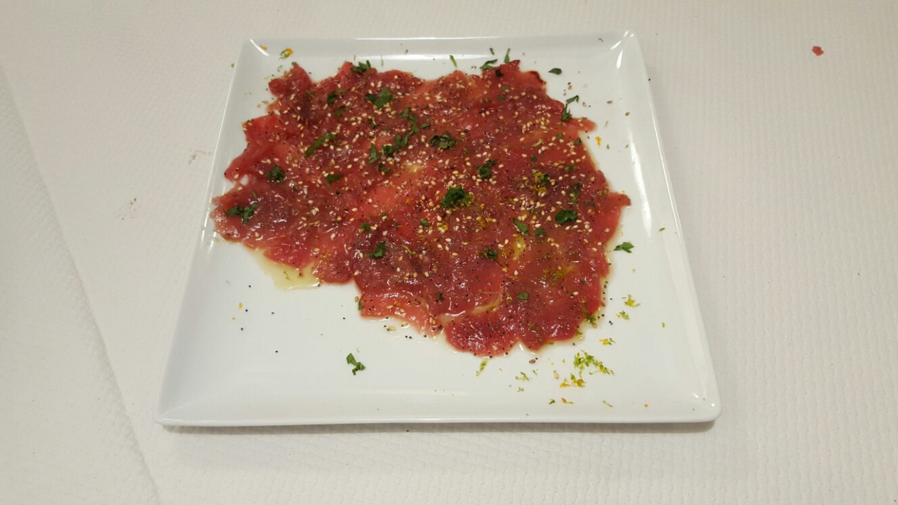 carpaccio de thon huile d'agrume maison et sésame